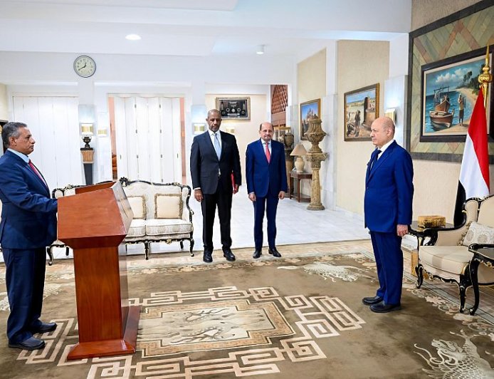 وزير التعليم العالي يؤدي اليمين الدستورية أمام رئيس مجلس القيادة الرئاسي