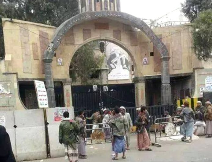 مدرعات ونقاط تفتيش تحاصر منزل الأحمر في حي الحصبة