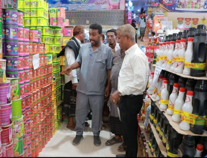 بتوجيهات الخنبشي.. تدشين حملة لإشهار الأسعار وحماية المستهلك في الشحر