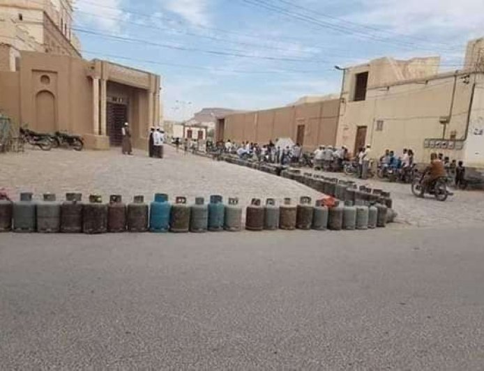 مواطنون في الشحر يطالبون بتدخل عاجل لإنهاء احتكار الغاز