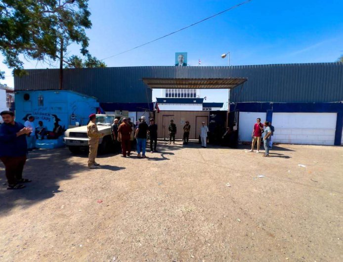 الكشف عن القائد الذي وجه بإغلاق مقرات الانتقالي المنحل في عدن