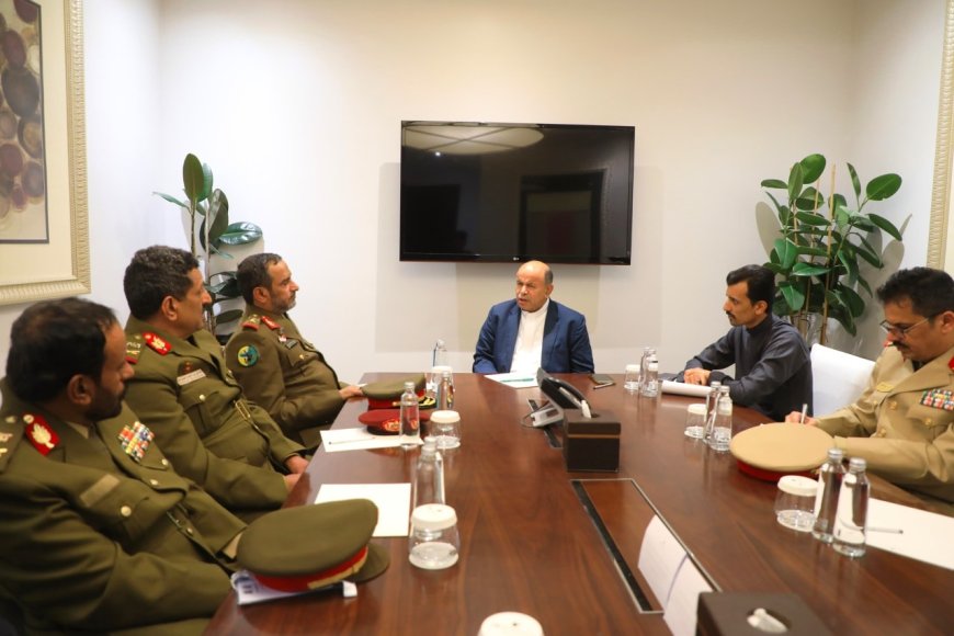 الخنبشي يلتقي قيادة هيئة الأركان العامة بالرياض لبحث مستجدات الوضع العسكري الخنبشي يلتقي قيادة هيئة الأركان العامة بالرياض لبحث مستجدات الوضع العسكري