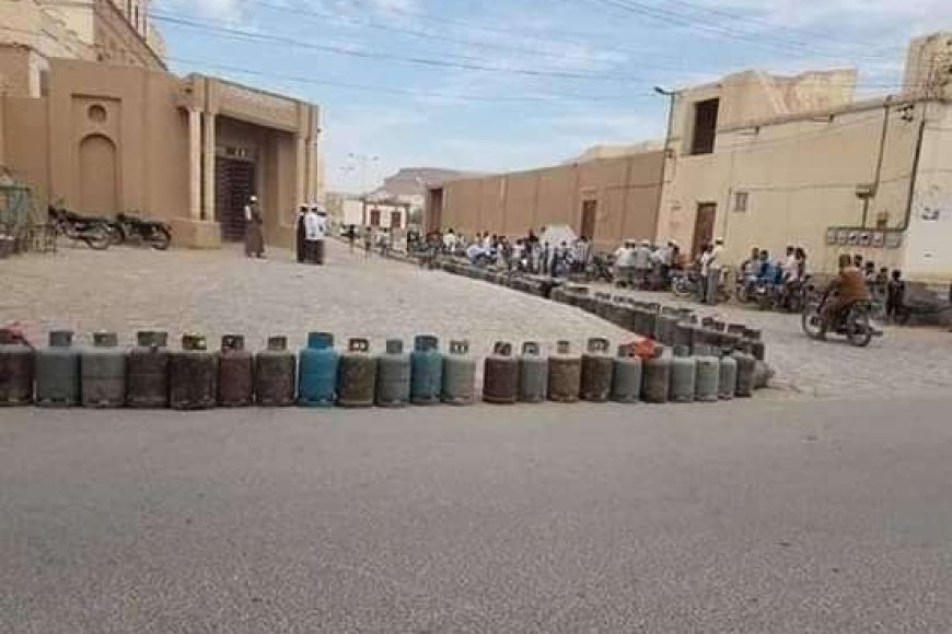 مواطنون في الشحر يطالبون بتدخل عاجل لإنهاء احتكار الغاز مواطنون في الشحر يطالبون بتدخل عاجل لإنهاء احتكار الغاز