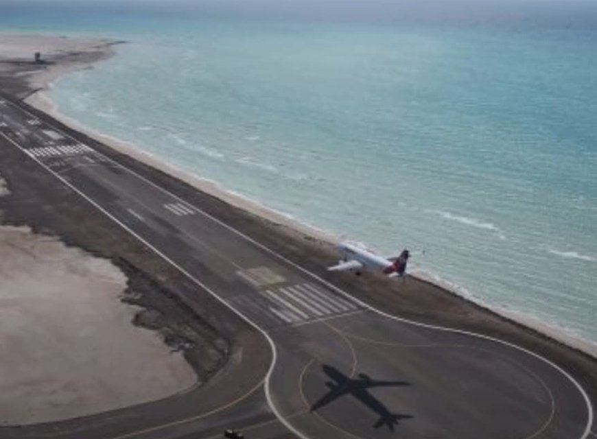 مطار المخا يستقبل أولى رحلاته الجوية