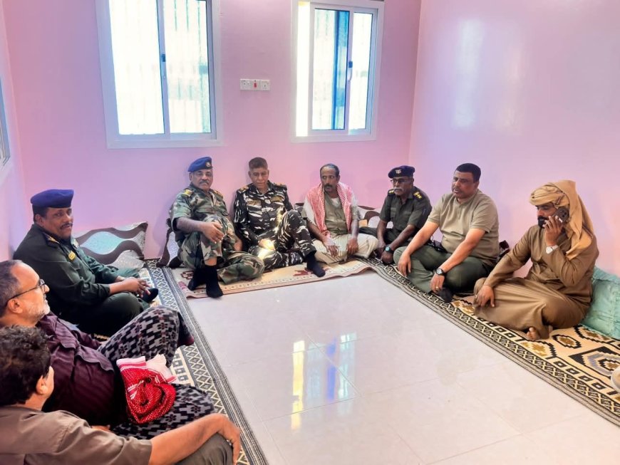 القائم بأعمال مدير عام  أمن ساحل حضرموت يقدّم واجب العزاء لأسرة الفقيد أحمد بارشيد