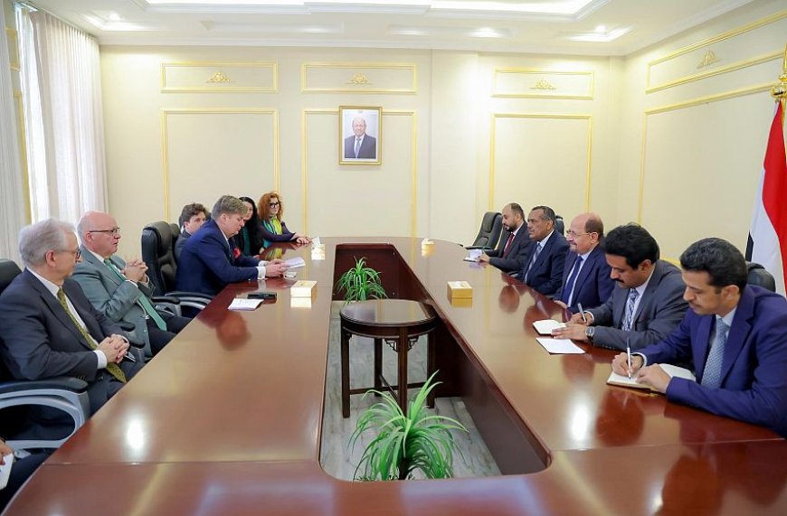 رئيس الوزراء يبحث مع وفد من البرلمان الألماني مستجدات الأوضاع في اليمن