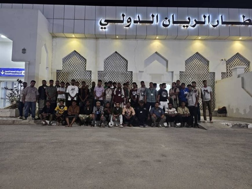 المكلا.. وقفة احتجاجية لموظفي مطار الريان الدولي تطالب بإقالة مديره العام