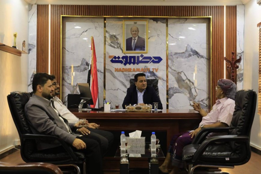 رئيس مجموعة بن دول التجارية يزور قطاع تلفزيون حضرموت