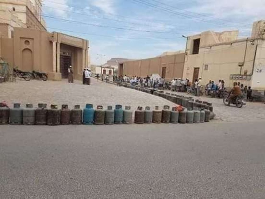 مواطنون في الشحر يطالبون بتدخل عاجل لإنهاء احتكار الغاز