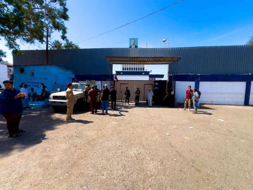 الكشف عن القائد الذي وجه بإغلاق مقرات الانتقالي المنحل في عدن