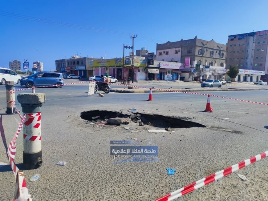 حفرة تهدد المارة في فوة.. مطالبات بتدخل فوري من الجهات المختصة
