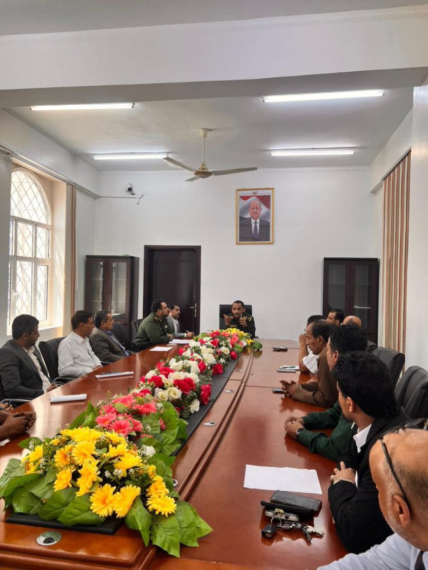 اللواء طارق النسي يترأس اجتماعاً موسعاً لقيادات مصلحة الهجرة والجوازات بعدن