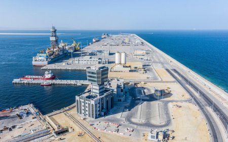 استهداف ميناء الدقم بطائرتين مسيرتين وإصابة عامل