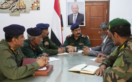 الربيعي يحضر أول اجتماع لوزارة الداخلية اليمنية رافعا علم الجنوب بعدن