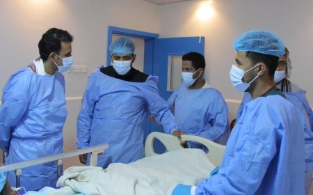 الجيلاني يتفقد أسرة آل اليميني بعد تعرض منزلهم لحريق في الشحر