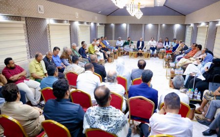 رئيس الوزراء يؤكد ضرورة الشراكة المجتمعية لإعادة الاعتبار لمدينة عدن