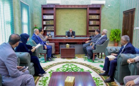 اجتماع في معاشيق يناقش تطوير الخدمات ودعم الاستقرار الاقتصادي