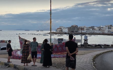 سياح يتجولون في شوارع المكلا ويوثقون جمال الغروب بعدساتهم