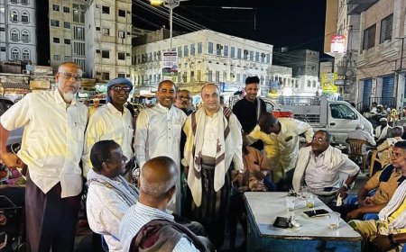 رئيس الوزراء السابق يظهر في مقهى شعبي بالمكلا ويتبادل الأحاديث مع المواطنين