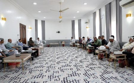 الخنبشي يعقد اجتماعاً لمعالجة أسباب تعثر مشروع مستشفى بويش بحضور الجهات المعنية