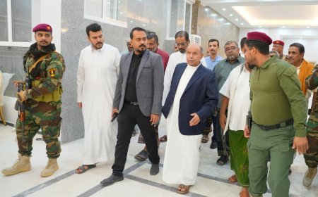 عضو مجلس القيادة الخنبشي يتفقد أعمال صيانة وترميم القصر الجمهوري بمدينة المكلا