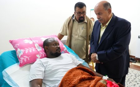 محافظ حضرموت يطمئن على صحة الشاب عوض باعشرة بعد نجاح عمليته الجراحية