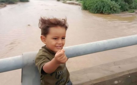 شاهد بالصورة.. أصغر ضحايا القصف الحو ثي طفلة عمرها عامين