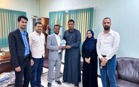مكتب الصحة بساحل حضرموت يكرم طبيبين تقديراً لتميزهما في البورد المصري