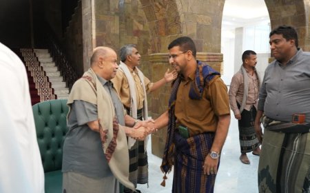 الخنبشي يؤدي صلاة العيد في المكلا ويستقبل جموع المهنئين بالقصر الجمهوري