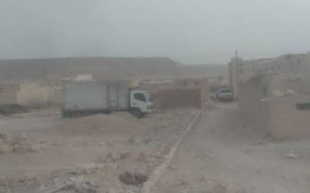 شاهد بالصورة.. سحب كثيفة تغطي سماء الحيسر بحضرموت تزامناً مع تحذيرات جوية