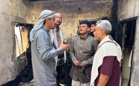 الجيلاني يتفقد منزلاً متضررًا بحريق في منطقة الشرج بالمكلا ويوجه بتوفير منزل بديل مؤقت