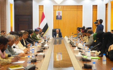 اجتماع استثنائي بحضرموت برئاسة الخنبشي يؤكد على تكامل الجهود بين الحكومة والسلطة المحلية