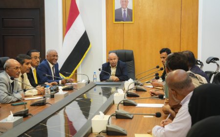 الخنبشي يعقد اجتماعاً موسعاً لمعالجة قضايا المعلمين ويؤكد التزام السلطة المحلية بدعم العملية التعليمية