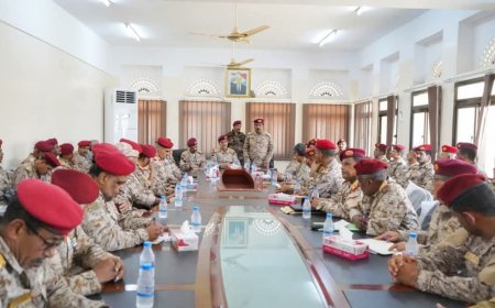 اجتماع عسكري برئاسة وزير الدفاع في المكلا لبحث رفع الجاهزية القتالية