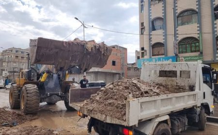 بدء رفع مخلفات الأمطار وتحسين حركة السير في المكلا