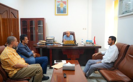 محافظ حضرموت يناقش مع قيادات الجمارك تعزيز الإيرادات ومعالجة تحديات ميناء الشحر