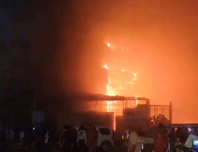 اندلاع حريق في سوق بحي القاهرة وحالة هلع بين المواطنين