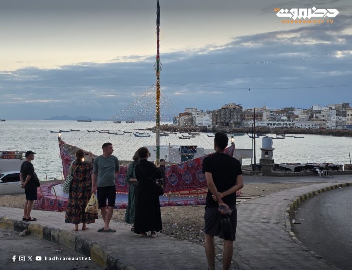 سياح يتجولون في شوارع المكلا ويوثقون جمال الغروب بعدساتهم