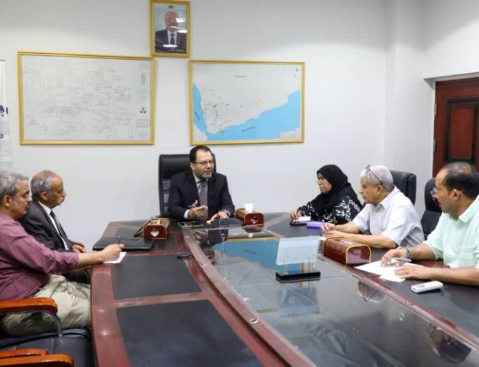 اجتماع في عدن برئاسة وزير الكهرباء لبحث آليات نقل وقود المحطات