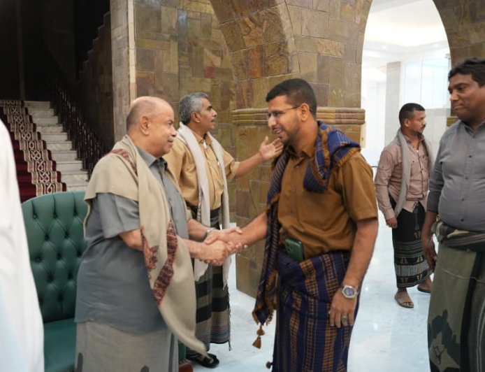 الخنبشي يؤدي صلاة العيد في المكلا ويستقبل جموع المهنئين بالقصر الجمهوري