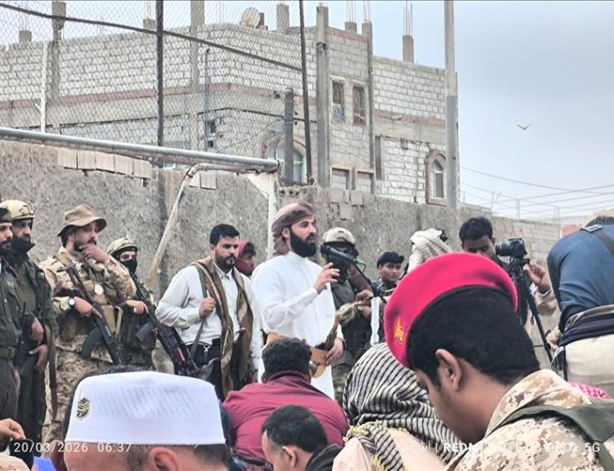 لأول مرة.. محافظ أبين يؤم المصلين في صلاة العيد ويلقي خطبة تدعو للوحدة