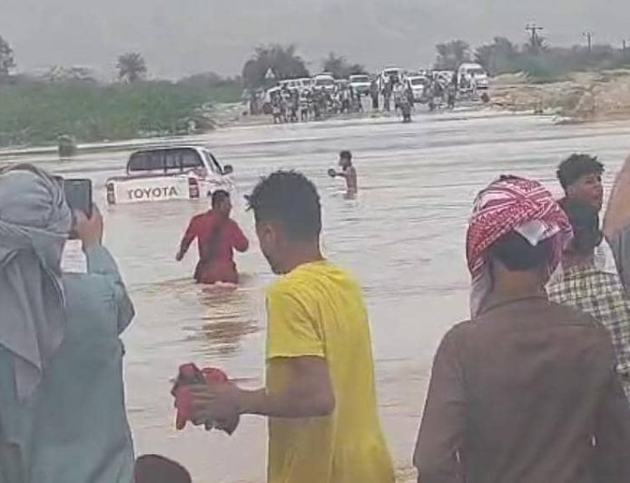 وفاة طفل غرقاً في مياه السيول بمديرية الديس الشرقية.. تفاصيل