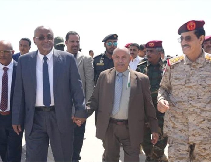 الخنبشي يستقبل وفدًا حكومياً رفيعاً في المكلا لبحث ملفات حيوية