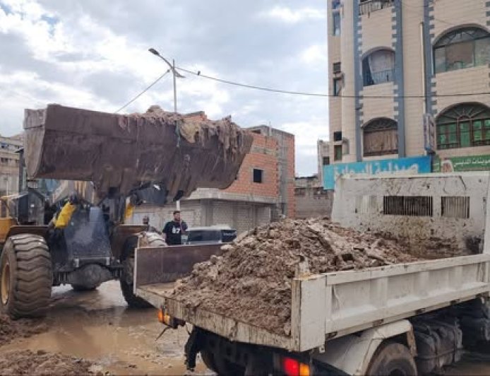 بدء رفع مخلفات الأمطار وتحسين حركة السير في المكلا