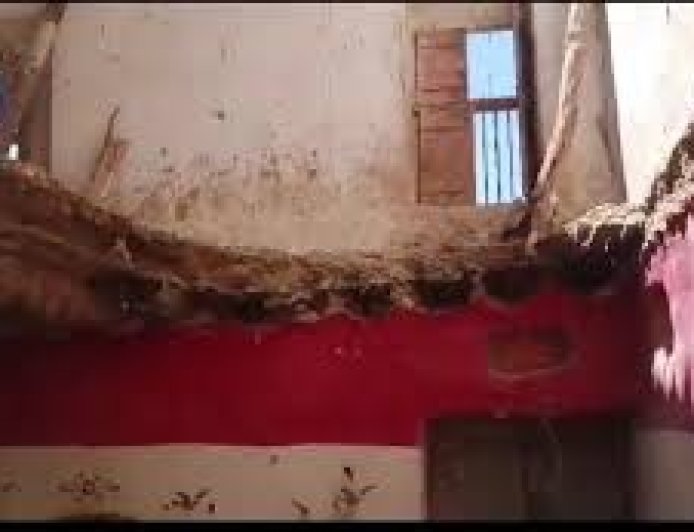 انهيار سقف منزل في غيل بن يمين يودي بحياة طفلة ويصيب أفراداً من أسرتها