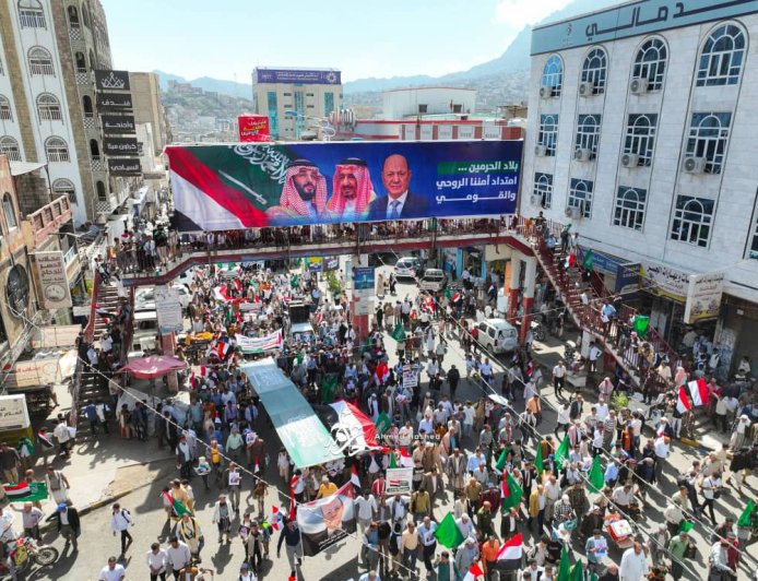 آلاف في تعز يرفعون صوتهم رفضاً للاعتداءات على السعودية والخليج
