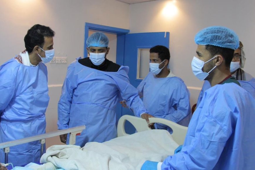 الجيلاني يتفقد أسرة آل اليميني بعد تعرض منزلهم لحريق في الشحر الجيلاني يتفقد أسرة آل اليميني بعد تعرض منزلهم لحريق في الشحر