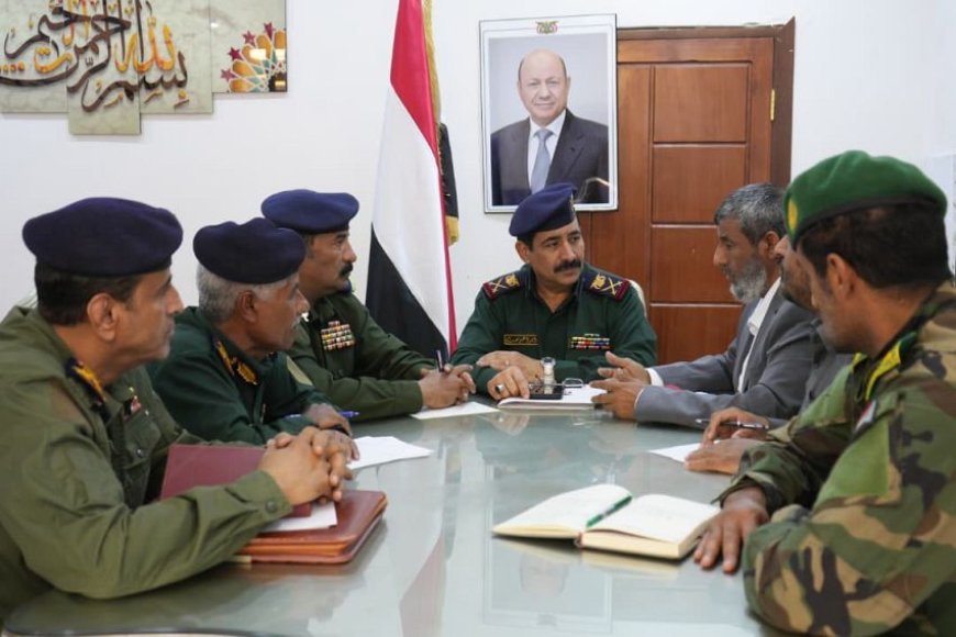 الربيعي يحضر أول اجتماع لوزارة الداخلية اليمنية رافعا علم الجنوب بعدن