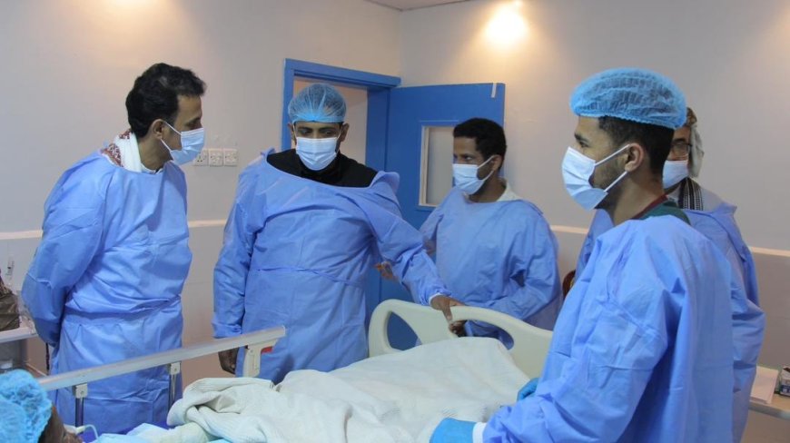 الجيلاني يتفقد أسرة آل اليميني بعد تعرض منزلهم لحريق في الشحر