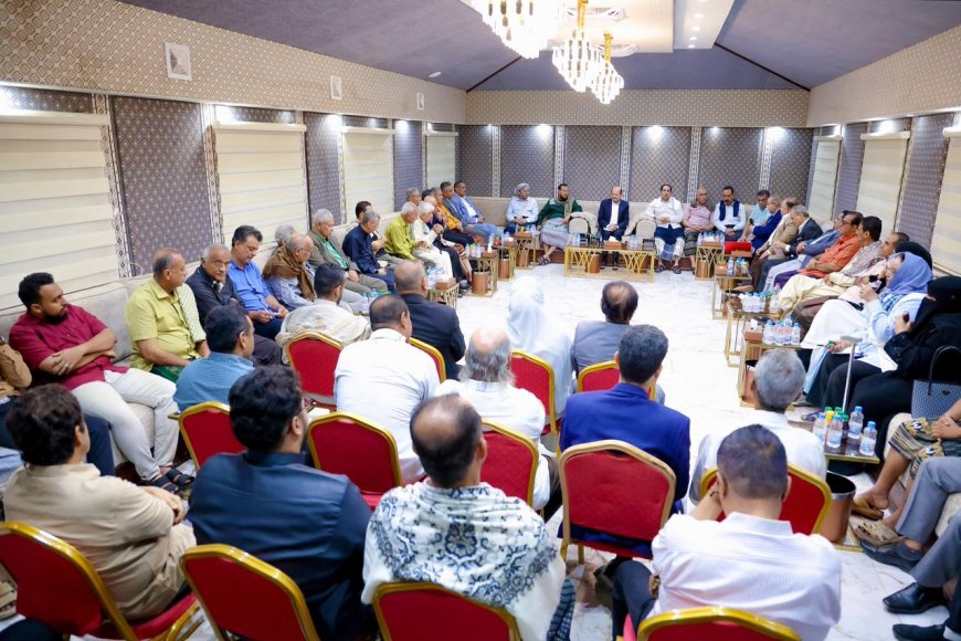 رئيس الوزراء يؤكد ضرورة الشراكة المجتمعية لإعادة الاعتبار لمدينة عدن